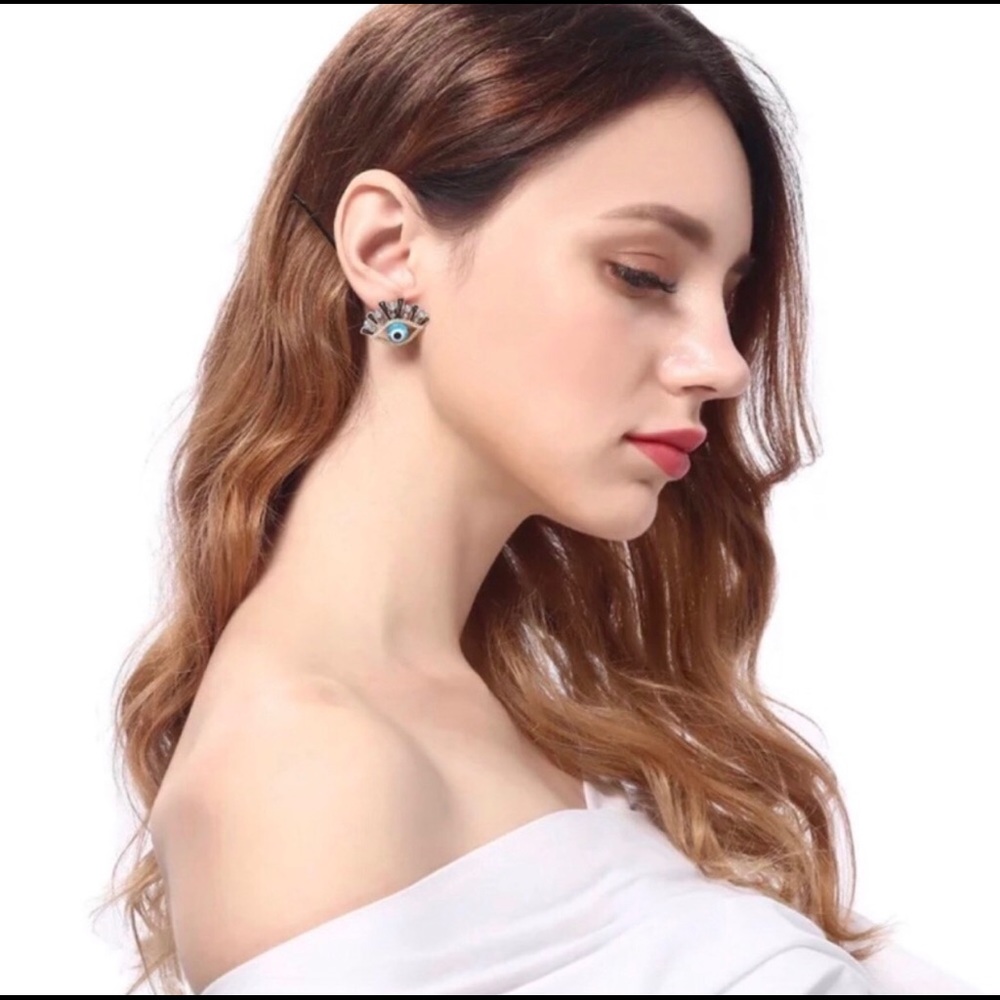 Exaggerated Eye Earrings - Picture 3 of 6